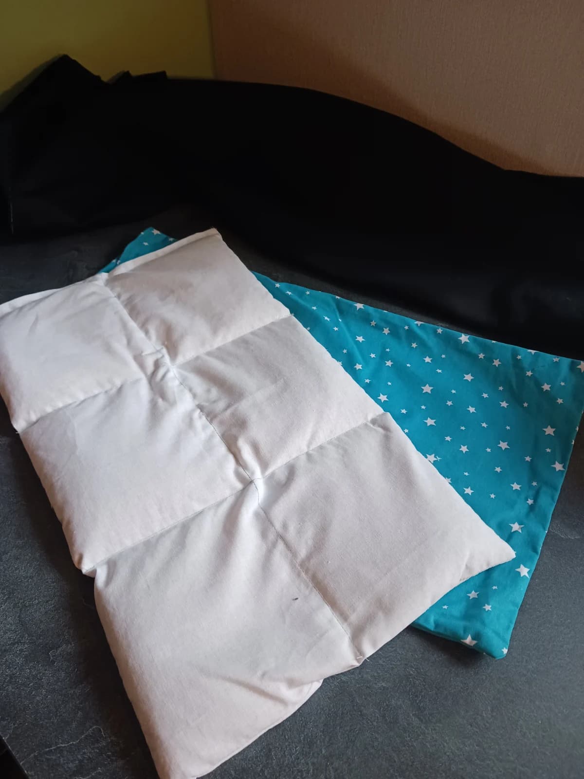 Coussin intérieur blanc divisé en 6 compartiments posé sur sa housse turquoise.
