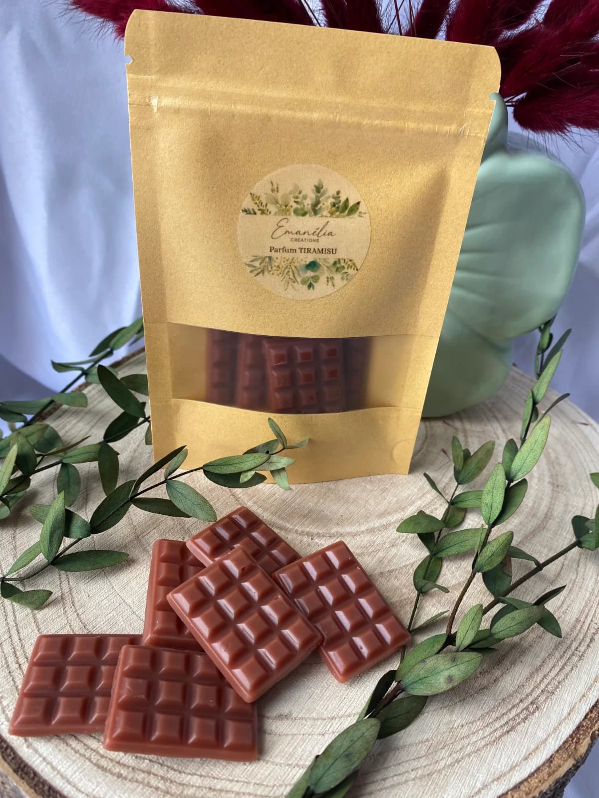 Vue rapprochée des fondants parfumés couleur chocolat et du sachet kraft à fenêtre.